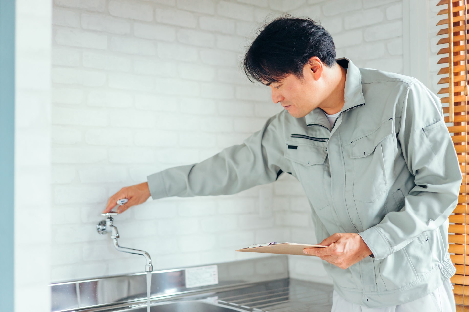 住宅設備を点検するスタッフ